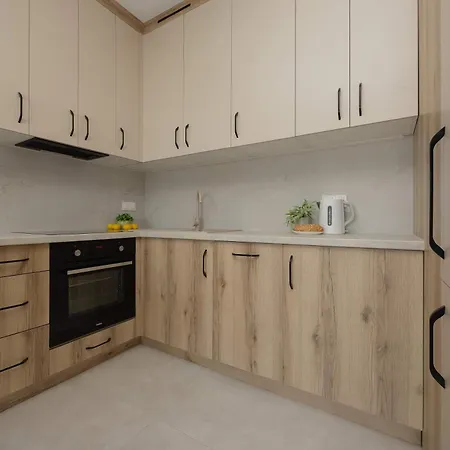 Cozy With A Balcony And Parking By Renters