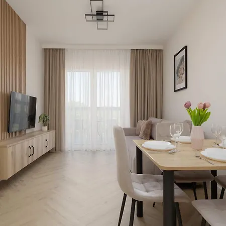 Cozy With A Balcony And Parking By Renters