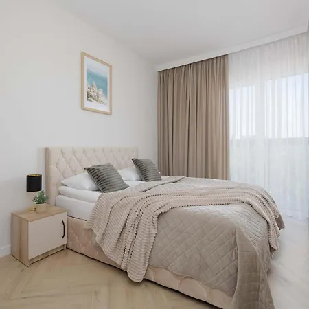 Cozy With A Balcony And Parking By Renters Apartment *