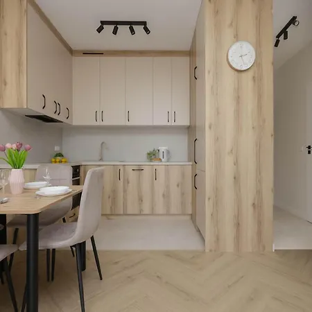 Cozy With A Balcony And Parking By Renters